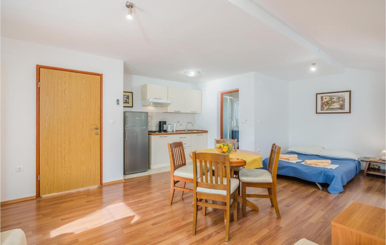 Nice Apartment In Malinska Dubasnica With Kitchen Екстериор снимка