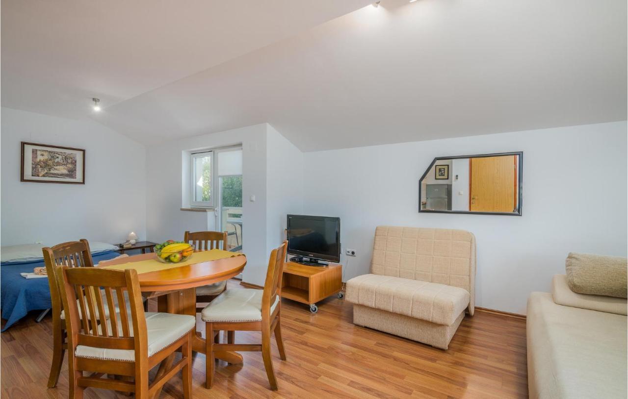 Nice Apartment In Malinska Dubasnica With Kitchen Екстериор снимка