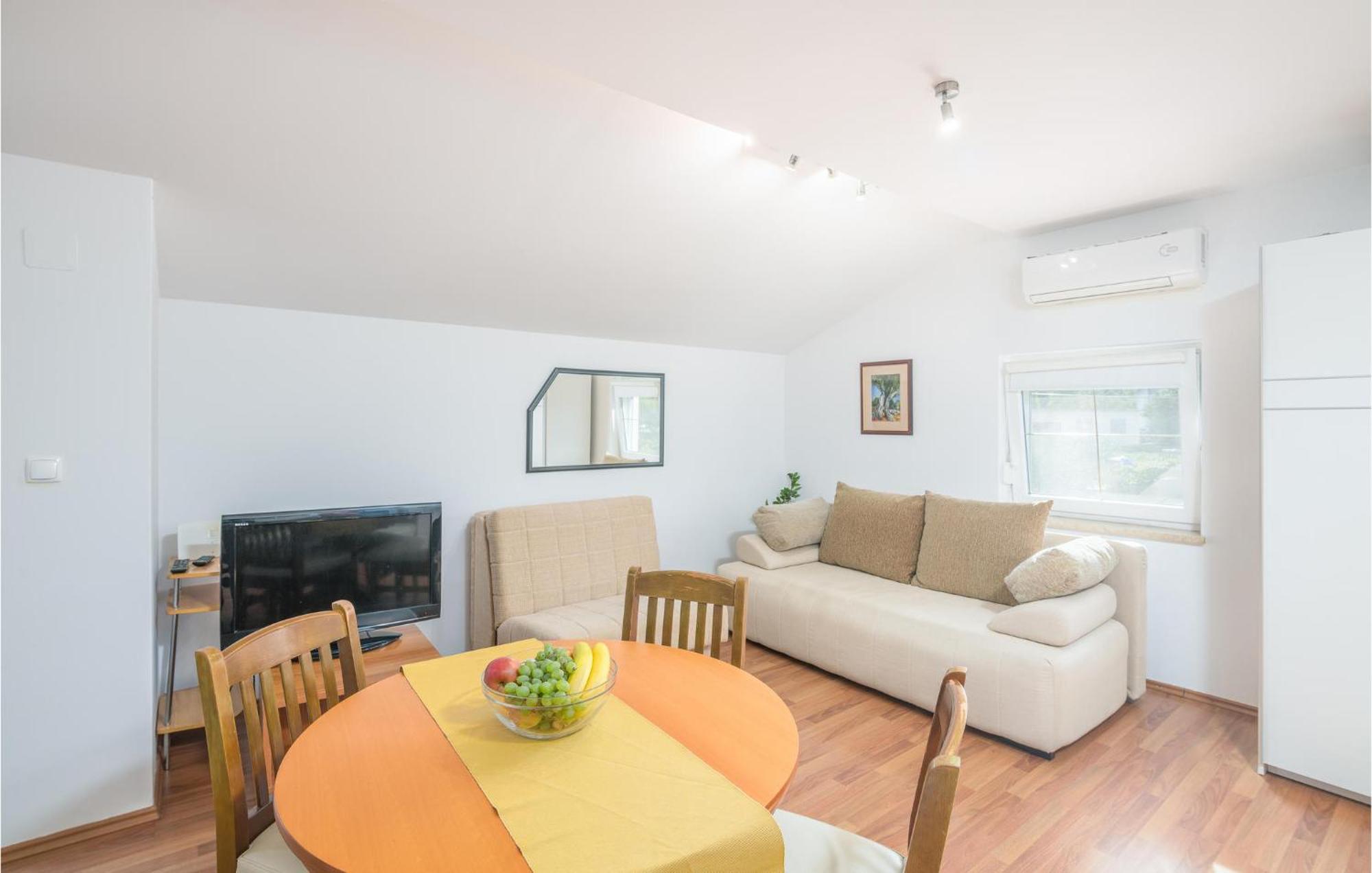 Nice Apartment In Malinska Dubasnica With Kitchen Екстериор снимка
